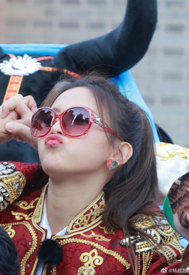 杨超越遭质疑:杨超越落户上海资格被质疑，亲自回应：我可以让更多人知道临港