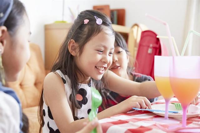 孩子自来熟，不见得是好事，做好三件事，让孩子的性格更受欢迎