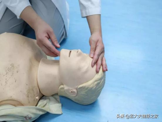 家里老人突发脑溢血，懂得急救很重要：4个步骤记清楚，能救命
