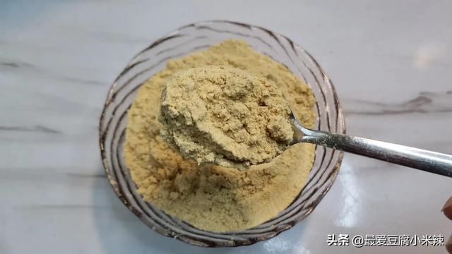 豆子用破碎机打成粉