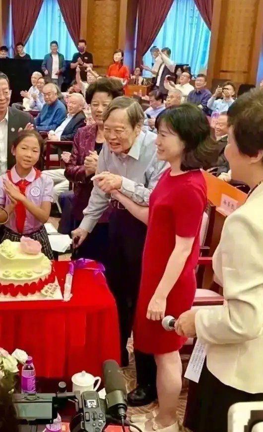 杨振宁百岁华诞，被妻子搀扶出镜，细节透露他很依赖翁帆