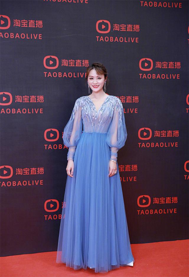 叶一茜品位真不错一袭蓝色网纱裙配盘发魅力十足气质好高级