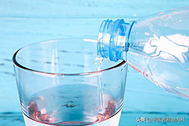 经常口干舌燥，要分清类型再解决