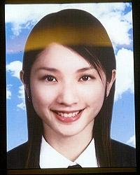 许玮伦于2007年去世，韦莉庆祝了她几十年的生日。她为什么没有参加葬礼？
(图24)