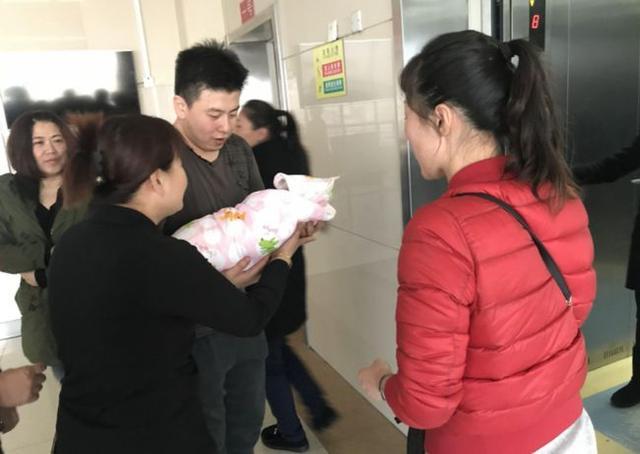 “踩生”并非迷信说法？第一个抱孩子的人，确实很关键