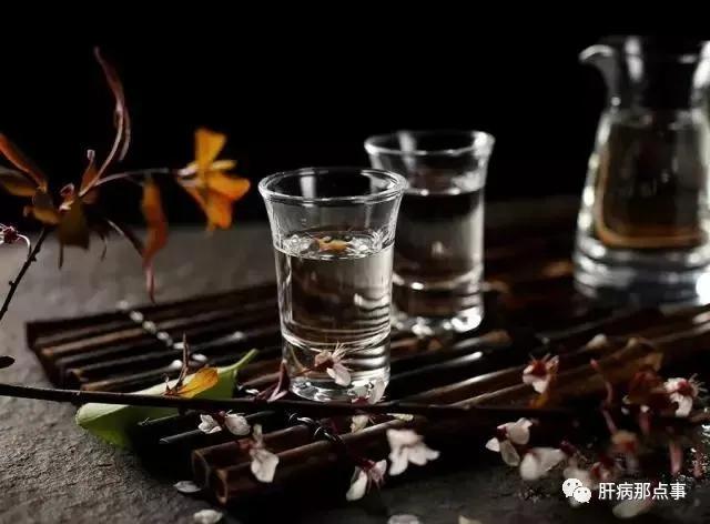 每天小酌和偶尔大醉，哪种更伤肝？