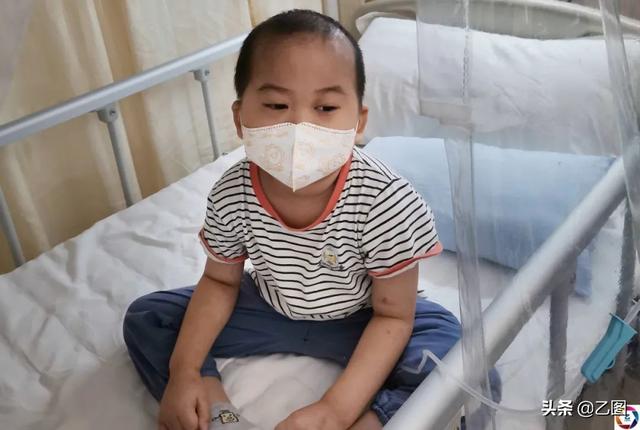 4岁男童生命垂危，独自一人在移植仓里求生，父母隔着监控屏流泪