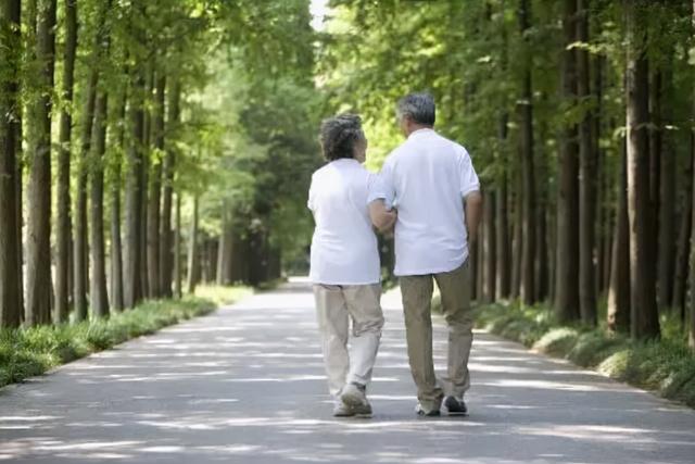 多走路有助于長壽？提醒：過了50歲，做好4件事，或比走路有效果