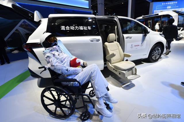 探访第四届进博会汽车馆 新能源成主流 畅想未来出行