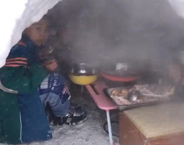 会玩！黑龙江一男子特意给孩子造雪屋，备好食材坐里面吃火锅