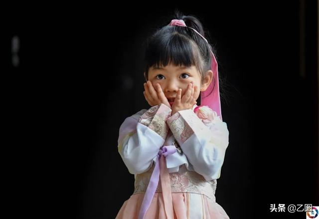 幼儿园师生穿民族服装游园，上学时彼此认不出，还有孩子哭了