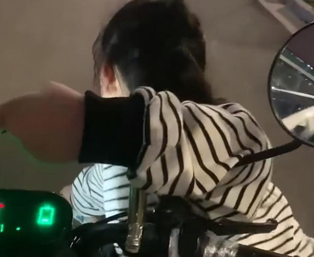 江苏：车子中途没电了，孩子主动帮独腿妈妈推车：笑着笑着就哭了