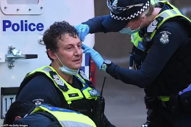 墨尔本反疫苗抗议暴力升级 警察受伤 记者遭殴打 枪声狂响