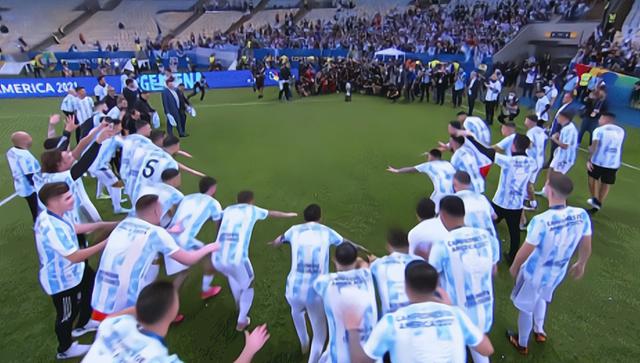 太燃！阿根廷球星全体滑躺，扑倒在美洲杯面前，梅西冲在第一个