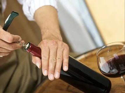 红酒盖怎么打开，红酒知识丨如何轻松打开葡萄酒