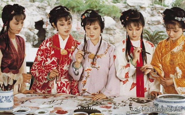 史湘云醉卧:6版《红楼梦》“湘云醉卧”，看看谁是人面桃花，谁像醉鬼睡大街