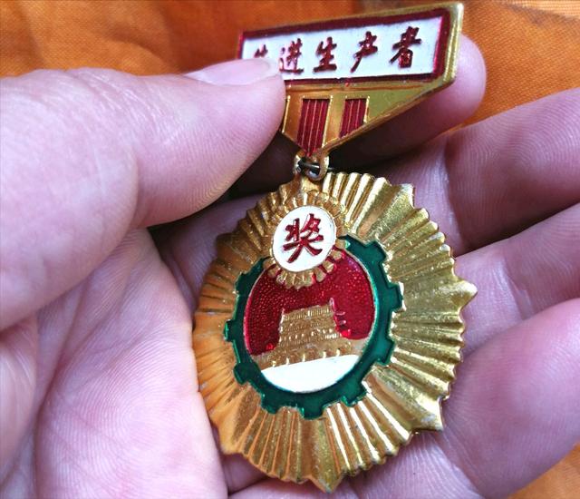 64岁老人的育儿智慧：“厂里刺头变先进，20岁儿子对我五体投地”