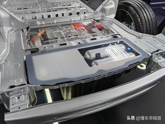 探馆 | 爆裂红！极氪001空气悬架版亮相天津车展，10月下旬交付