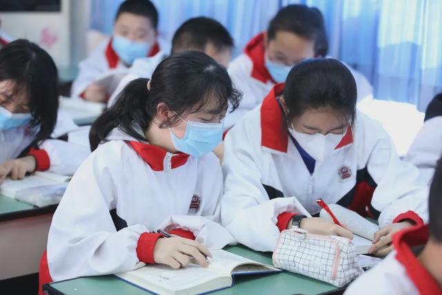 开学典礼女生倒地昏迷，长达半分钟竟无人关注，校方作出回应