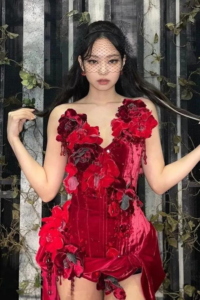 blonds 2016秋冬系列,虽然礼服不新,但依旧没有影响jennie出场那一刻