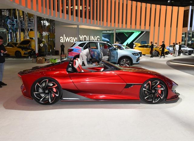 很多车企都意识到要做纯电动跑车，名爵推出Cyberster，快人一步