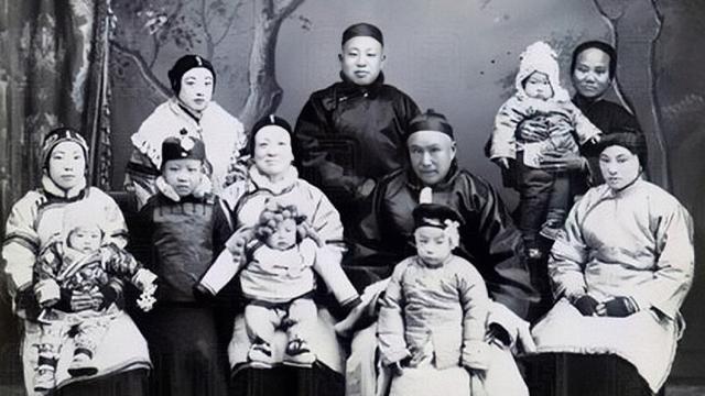 1975年，重庆一农民发现戴着镣铐的尸骨，调查后才知她是个革命者