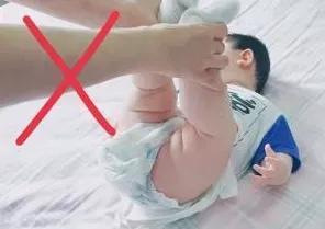 「家家母婴」更换纸尿裤的5个常见错误做法，让宝宝很受伤