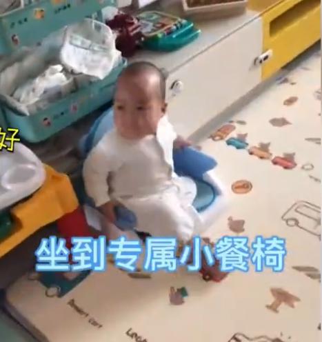 辽宁一萌娃见姥姥端饭，立刻跑向餐椅坐好，眼神让网友乐了