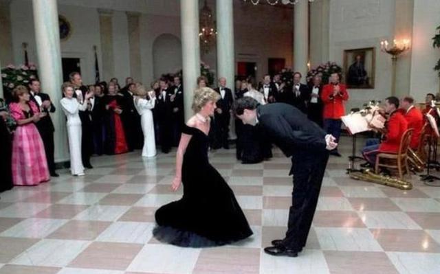 戴安娜卡米拉和查尔斯的故事（查尔斯双标）