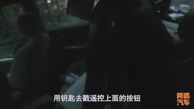 车钥匙锁车里了怎么办