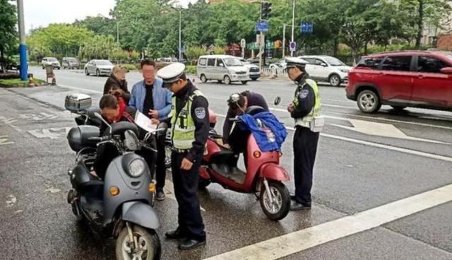 电动车载人要被罚 送孩子上学成难题 新国标实行后 家长犯愁了 全网搜