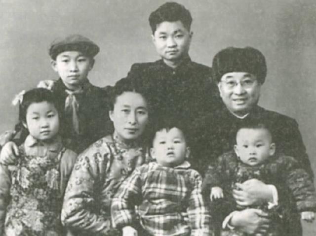 1992年陈赓之妻去台湾，十几辆车一字排开迎接，房间挤得水泄不通