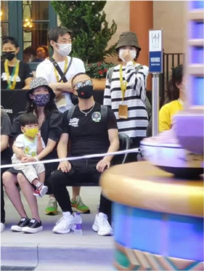 章子怡一家五口现身北京环影！汪峰梳小辫，她穿休闲装一眼被认出
