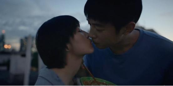 张子枫欧阳娜娜友情:谁说张子枫不喜欢欧阳娜娜，看了两人合体大片，真假友情肉眼可见