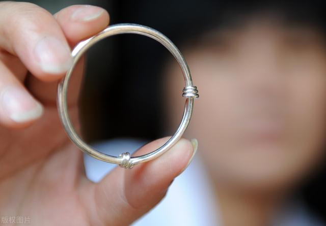 壹健康小知识：戴银手镯去湿气排毒吗？戴银手镯手为什么会黑