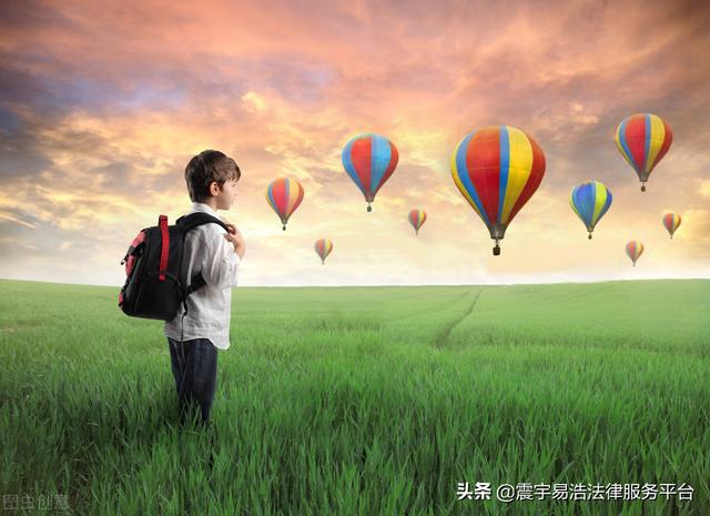 子女可以随父姓，可以随母姓。无贵贱之分，在法律上都是同等的