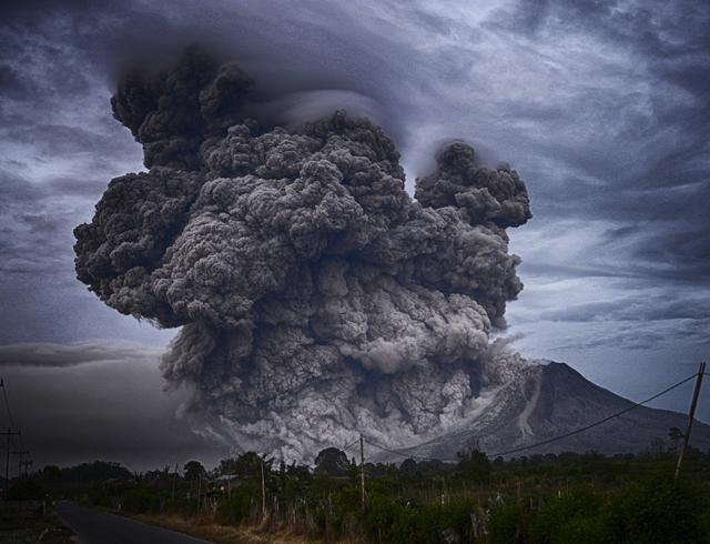 世界上最恐怖的自然现象，史上最恐怖的火山爆发：瞬间让人头骨爆裂，把活人变成骷髅