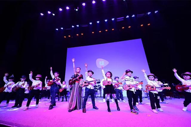 四、五岁的孩子可以轻松站上舞台，能说会道，能演会唱