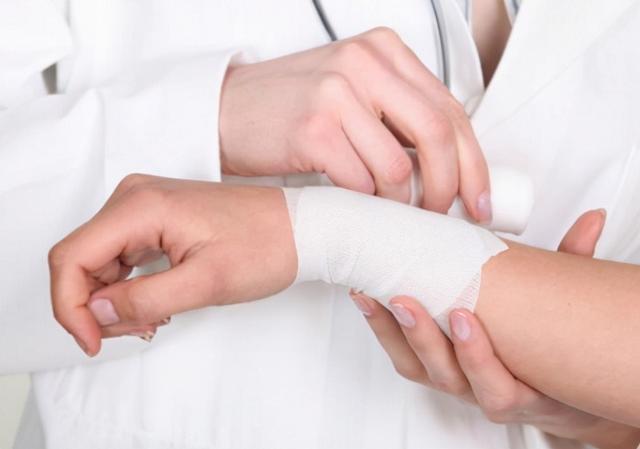 2岁女孩被开水烫伤，妈妈五步法救了孩子，医生也说做得好