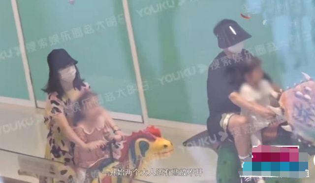 谢娜一家四口逛街！她穿衣臃肿似阿姨，双胞胎女儿正脸都太像张杰
