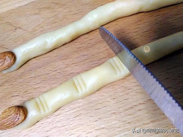 万圣节到了，胖胖的女巫手指饼干，好吃又有趣，和孩子一起过节