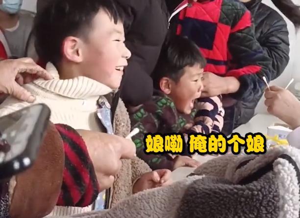 河南一萌娃打疫苗哭着喊“俺的个娘”，网友：这是奶奶带大的孩子