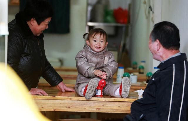 奶奶带孩子，五件事喜欢“瞎勤快”反让娃易生病，妈妈要及时制止