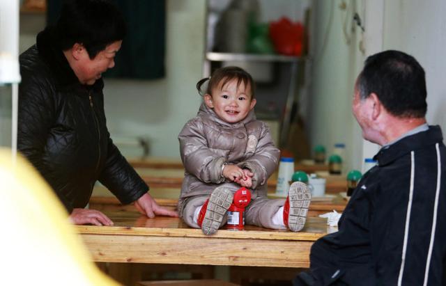 奶奶带孩子，五件事喜欢“瞎勤快”反让娃易生病，妈妈要及时制止