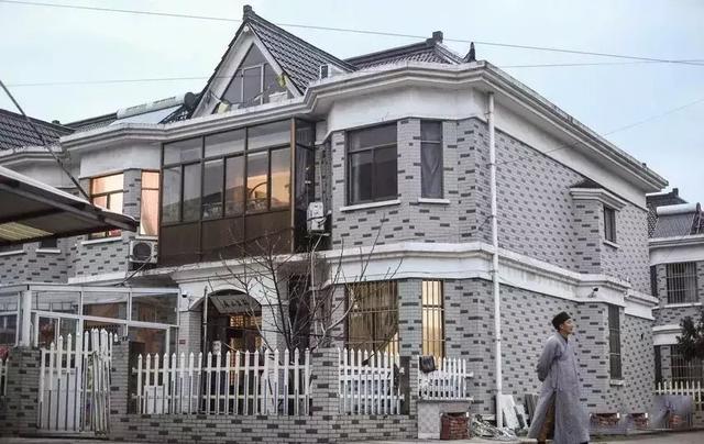 释永信为何被质疑？把他和道禄法师放在一起看，答案就出来了