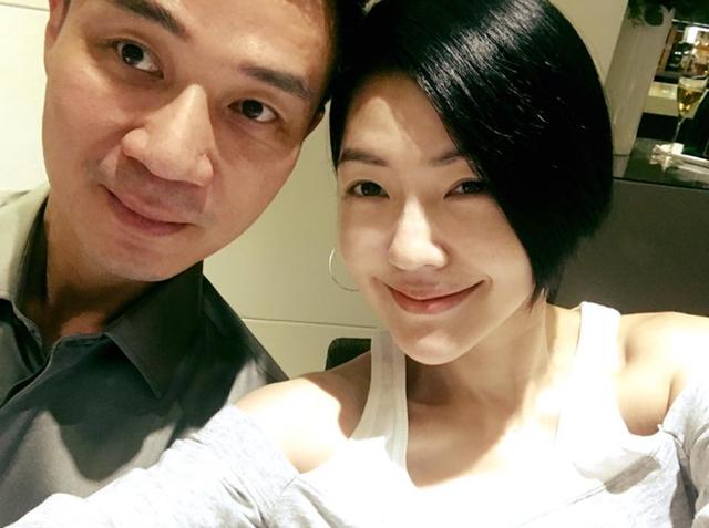 一个是日本有名的童颜美女,被年长渣男老公背叛后坚守婚姻;另一个大众