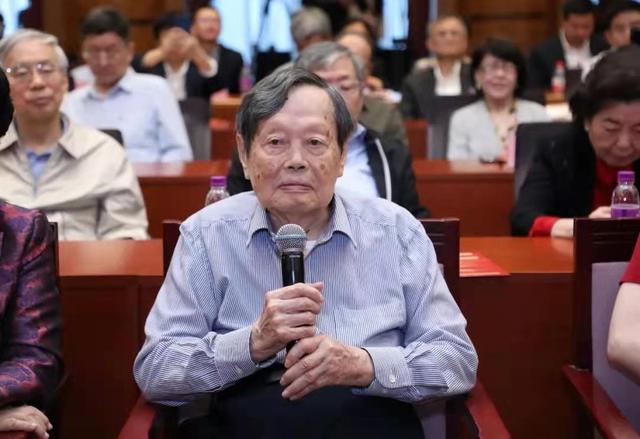 杨振宁百岁华诞，被妻子搀扶出镜，细节透露他很依赖翁帆