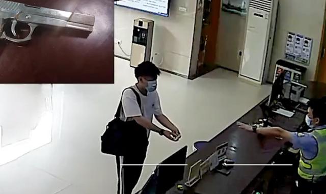 男子购买仿真手枪模型，因太过逼真主动到派出所上缴，拿出后民警立刻做出警觉状态