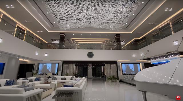 印度大叔跑迪拜打工变亿万富翁 住的豪宅堪比酒店