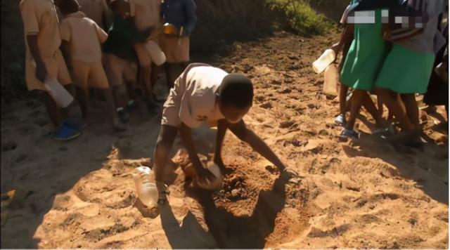 非洲人想喝水有多難 孩子們只能喝泥水 人畜共飲更是屢見不鮮 中國熱點